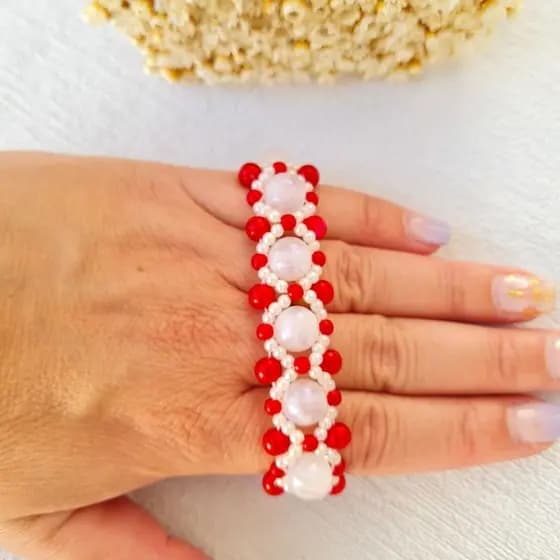 Pulseira feminina trabalhada em pérolas abs e elástico super resistente