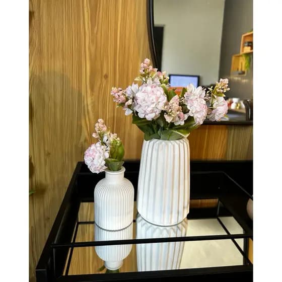 Kit Elegance, dois vasos de gesso canelados, com buquê de flores artificiais