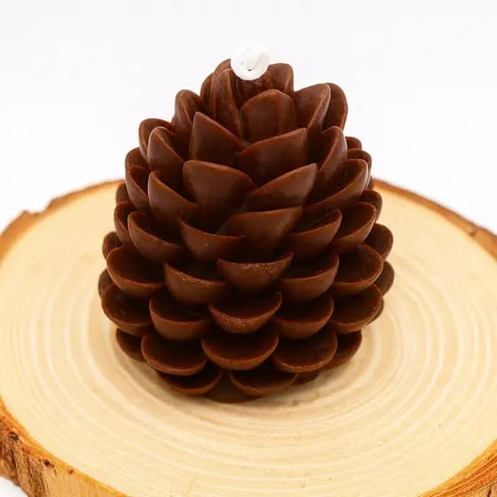 Vela Natalina em Formato de Pinha • Vela Decorativa Marrom para Mesa e Decoração de Natal