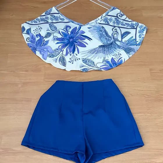 Conjunto Feminino Ombro a Ombro com Forro Elástico Embutido, Blusa Cetim Estampada + Shorts Modelador, Sem Necessidade d
