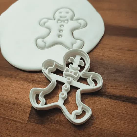 Cortador de biscoito boneco de gengibre com gorro em plástico rígido resistente