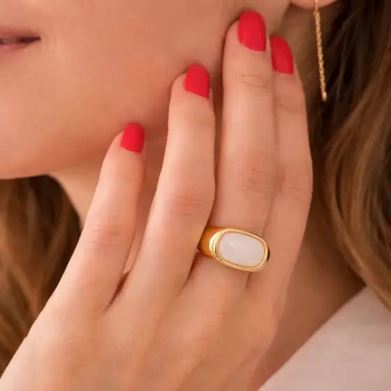 Anel Feminino Dourado com Pedra Madre Pérola Estilo Elegante Delicado Luxo