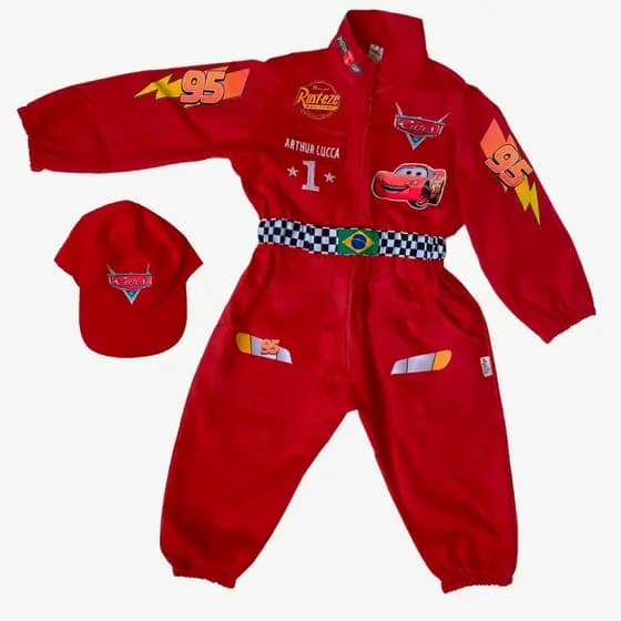 Macacão Fantasia Infantil Piloto tipo Carros McQueen Personalizada Nome e idade c/ Boné