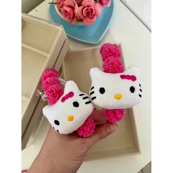 Tiara Infantil Hello Kitty Rosa com Pompom – Acessório de Cabelo para Menina
