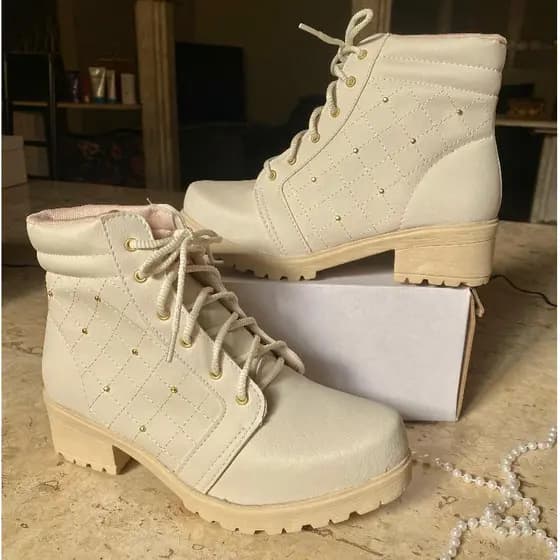 Bota Feminina Tratorada Salto Baixo Macio Cano Curto Detalhe Lateral Bordado Com Spaik Sem Fivela Moderna Coturno Estilo