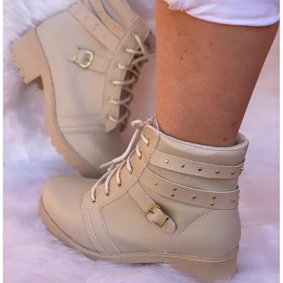 Coturno Botinha Feminina Cano Baixo Lateral Personalizada com Spaik e Fivela Macio C