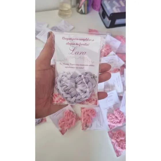 50 chaveiros personalizados.