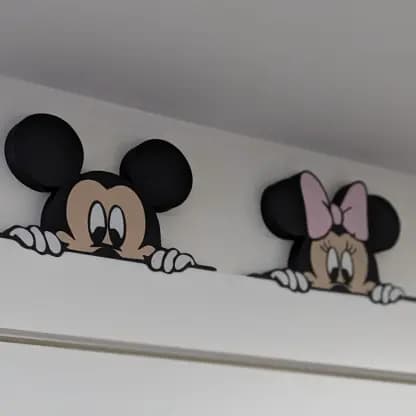 Enfeite 3D Mickey ou Minnie Espiando | Decoração para Portal, Armário e Prateleira | Escolha o seu!