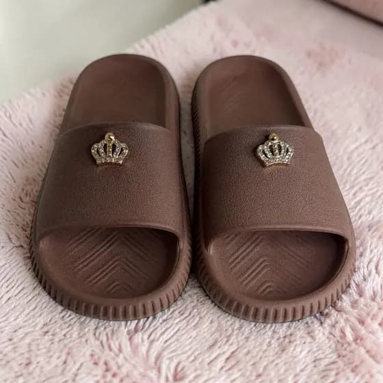 Chinelo Slide Nuvem Adulto Infantil Juvenil Menina Mulher Marrom Confortável Leve Com Pingente