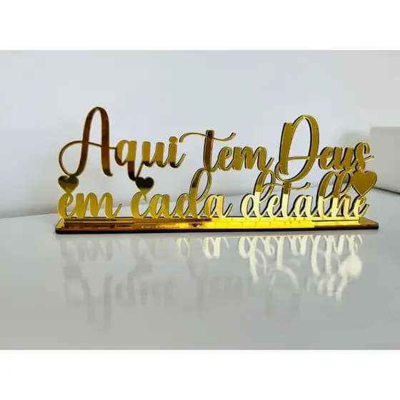 Frase Decorativa “Aqui Tem Deus em Cada Detalhe” Com Base | Decoração Estante | Oferta