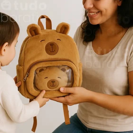 Mochila Capivara de Pelúcia Bege Marrom Infantil com Bolso Transparente, Alças Ajustáveis, Super Fofa e Confortável