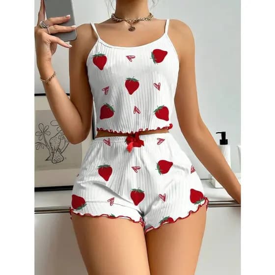 Pijama feminino estilo baby doll, shorts curtos com estampa de Lacinho, morango e corações.