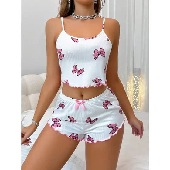 Pijama feminino cropped com estampa de coração, em camurça canelada, com alças finas
