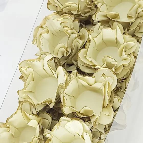 40 Forminhas Flor OFF WHITE BORDA OURO para Doces Finos, Docinhos, Brigadeiros