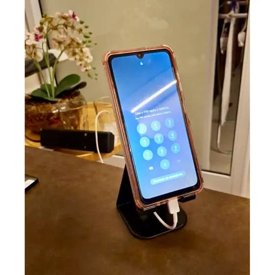 Suporte para Celular com Organizador de Cabo – perfeito para sua mesa de trabalho, criado-mudo, cozinha ou escritório.