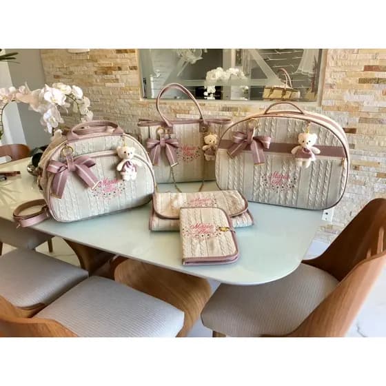 kit de bolsas maternidade todo em trico , mala de mão + bolsa chloe c/corrente +bolsa g +trocador luxo +carteirinha vacinação .