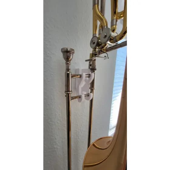 Suporte para trombone de parede.