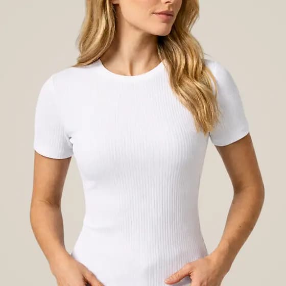 Blusa Feminina Canelada Slim Fit Ajustada Manga Curta Camiseta Básica Confortável Elegante Dia a Dia