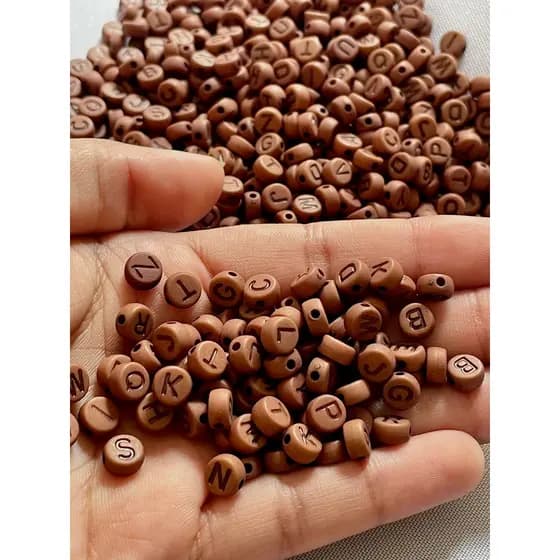 Miçangas Alfabeto Redondas – Letras Pretas sobre Fundo Marrom, 100 a 300 Unidades para Artesanato
