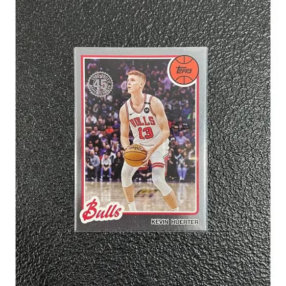 Carta Kevin Huerter 80BK-17 Bulls 45º Aniversário + 5 Cartas aleatórias Topps