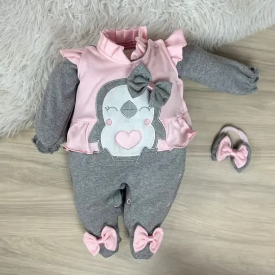 Macacão bebê menina bordado pinguim macio e confortável