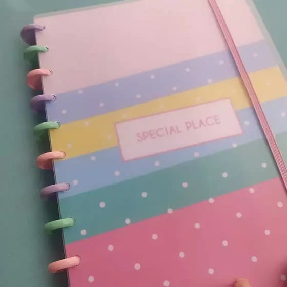 Kit Caderno A4 de 10 Matérias Special Place Planets + Refil de Caderno A4 Pautado