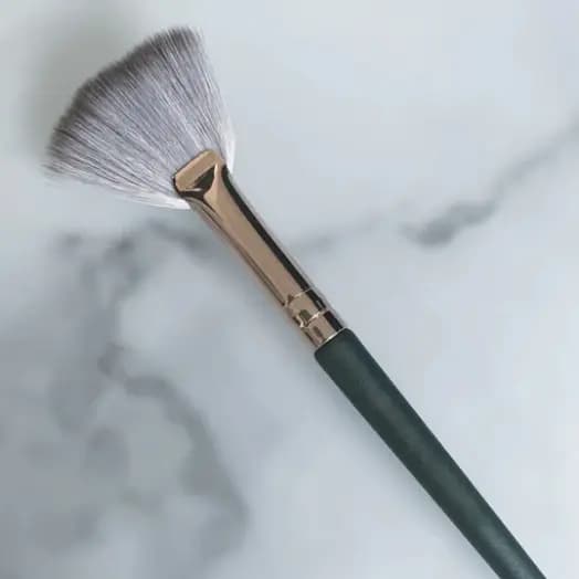 Pincel Leque para Iluminador: Realce Sua Beleza com Precisão e Elegância