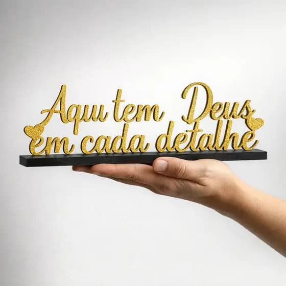 Placa Decorativa Aqui Tem Deus em Cada Detalhe Enfeite de Mesa Frase Cristã Dourada com Base Preta Decoração Religiosa