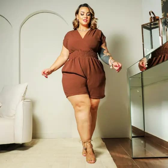 Macacão Plus Size Curto Curve Transpassado Elastex Macaquinho com Bolso Acinturado Tendência