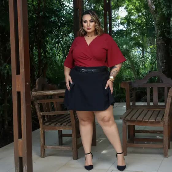 Blusa Cropped Plus Size Decote V Casual Chic Multiformas com Amarração Lia Rosa