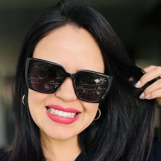 Óculos de Sol Feminino Quadrado Preto com Detalhe Dourado Estilo Luxo Elegante UV400