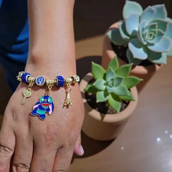 kit de Pulseira Dourada e prateada com Pingentes Detalhes em Azul