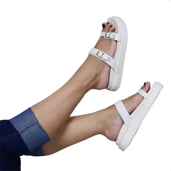Sandalia Feminina Papete cor Off White com Fivelas Douradas Sofisticação e Conforto Garantidos Klon Lançamento