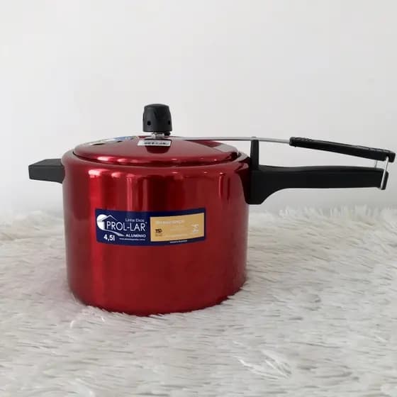 Panela de pressão 4,5 Litros bastante resistente e com selo do INMETRO.