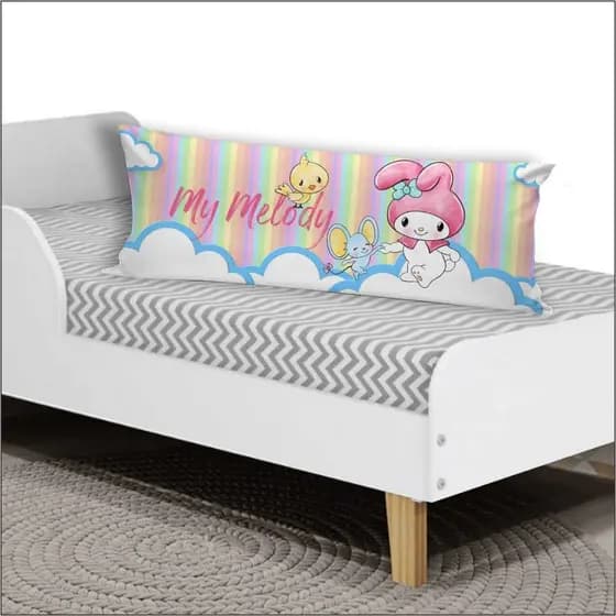 Travesseiro De Corpo + Fronha Xuxinho Com Fibra de Silicone 0.90x0.30cm Quarto Hello Kitty My Melody