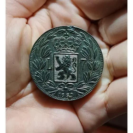 Isqueiro Antigo Redondo Medalha 1960 L7 - Metal.