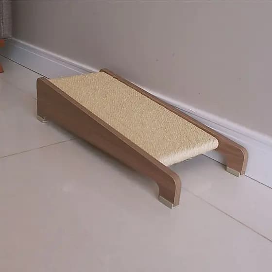 Arranhador para Gato MDF Inclinado Corda Sisal - Branco e Amadeirado