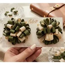Pompom de fita parzinho laço infantil
