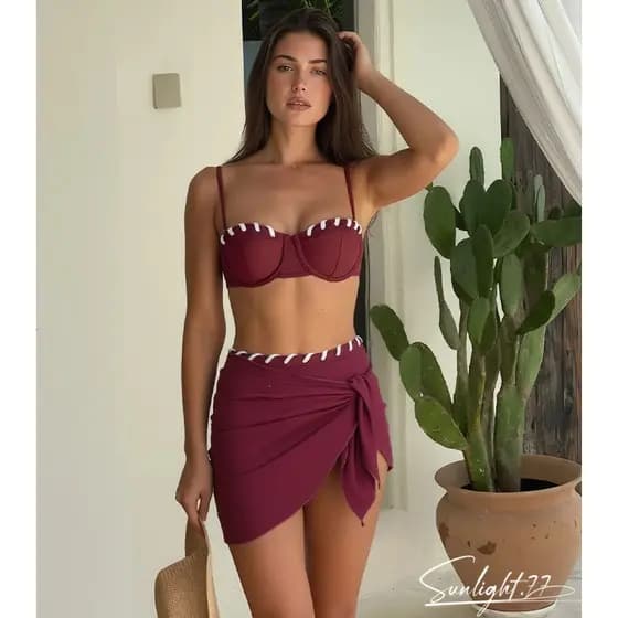 Novo conjunto de biquíni feminino de 3 peças na cor bordô com design elegante, composto por um maiô sem alças e uma saia