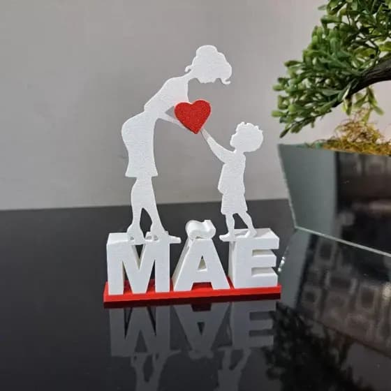Escultura mãe entregando o coração ao filho linda decoração presente dia das mães