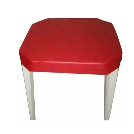 Kit com 4 capas para mesas plásticas.