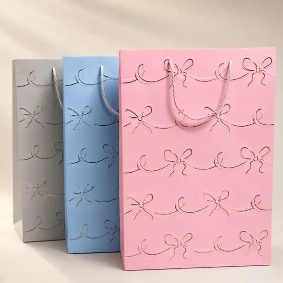 Sacola Bolsa Kraft Para Presente Em Estilo Lacinhos Em Alto Relevo Tamanho 41CM