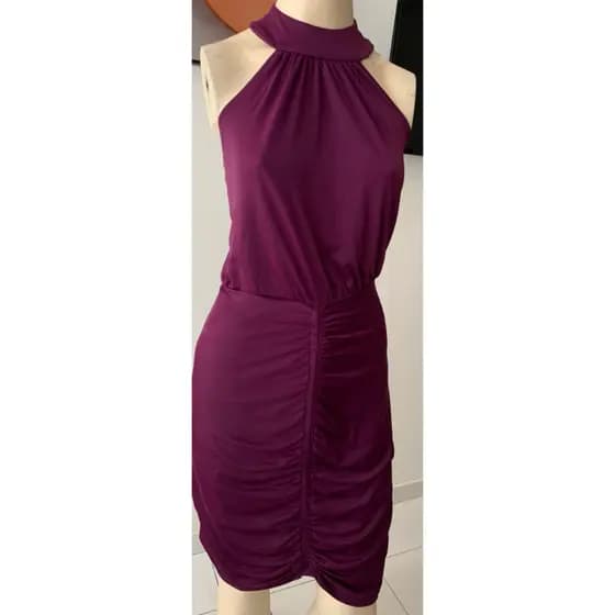 Vestido Gola Alta Santa Justina Decote