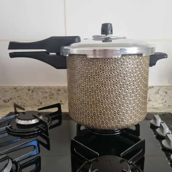 Panela de Pressão 7lts fechamento externo - Cor Creme teflonada.