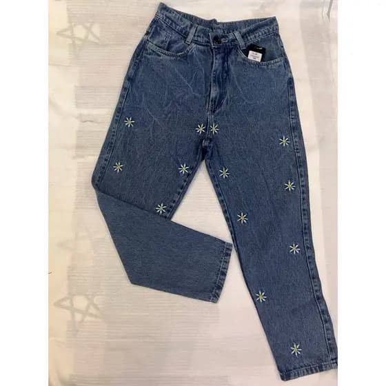 Calça jeans capri feminina simples e casual marmorizado com detalhe de estampa de flores margaridas