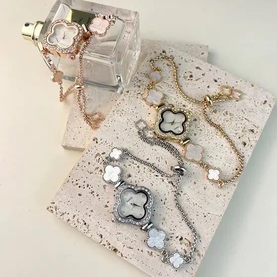 Relógio Feminino Trevo Quartz Luxo Strass Pulseira Ajustável Fundo Branco Perola Ouro e Prata