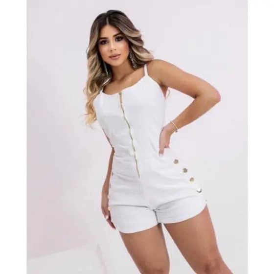Macaquinho Jeans Lycra Branco Curto com zíper e botões. Macaquinho Jeans Feminino