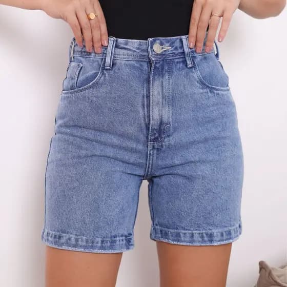Bermuda Mom Jeans Feminina Cintura Alta Lavagem Clara com Bolsos Frontais e Traseiros Comfort