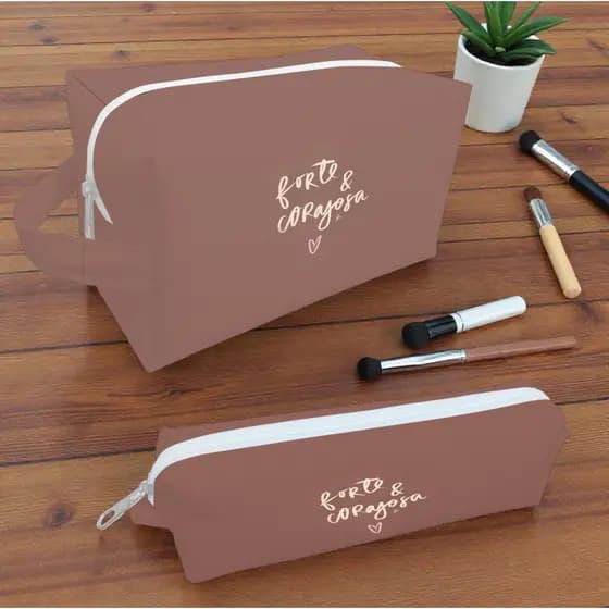 Necessaire Feminina Cristã Estojo Maquiagem Bolsinha Infantil Escola Marrom Forte Corajosa Premium
