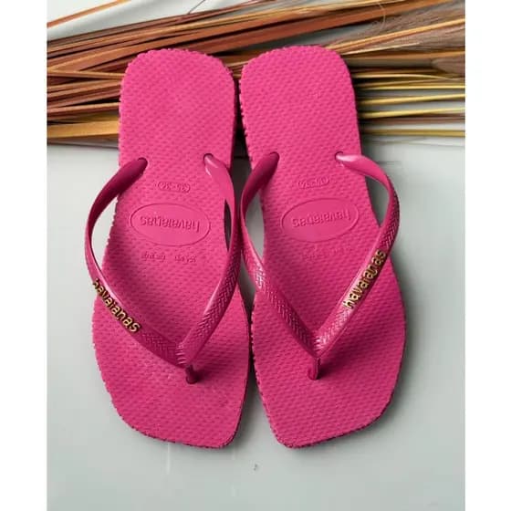 CHINELO DE DEDO FEMININO BICO QUADRADO BASICO DETALHE NA LATERAL